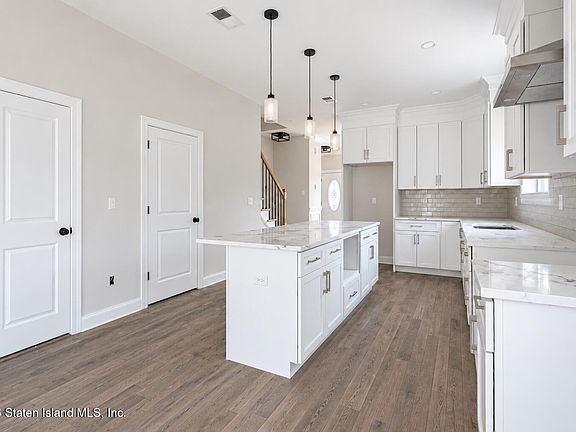 4th image of 103 Bloomingdale Rd