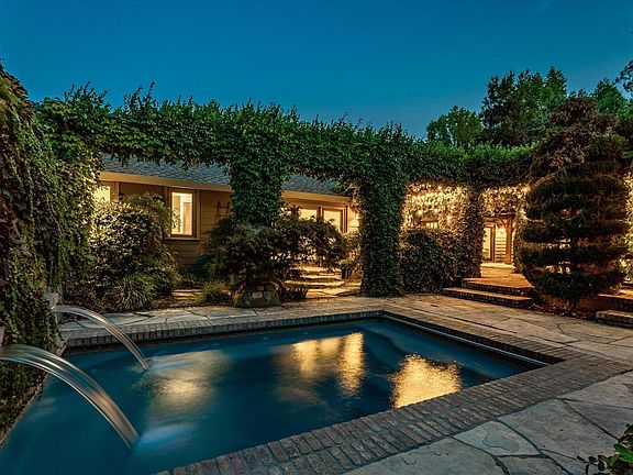 4th image of 1549 E Napa Street