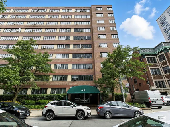 700 W Bittersweet Pl APT 904, Chicago, IL 60613
