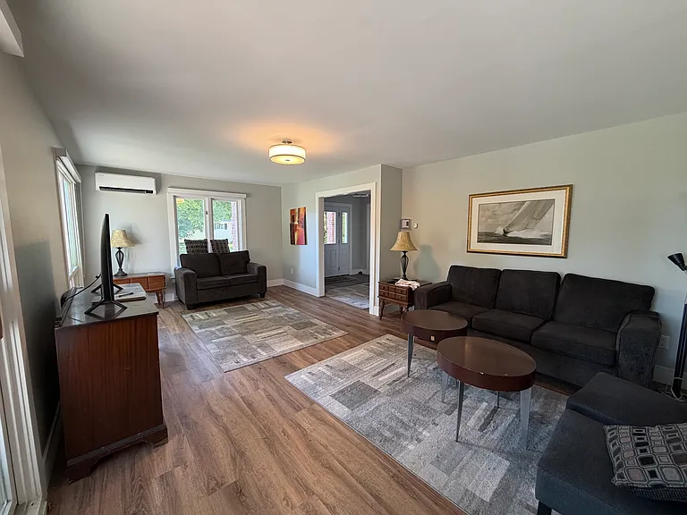 110 Oxford St — Photo 12