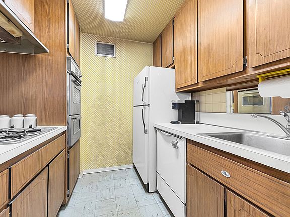 2nd image of 118 E 60th St APT 15F