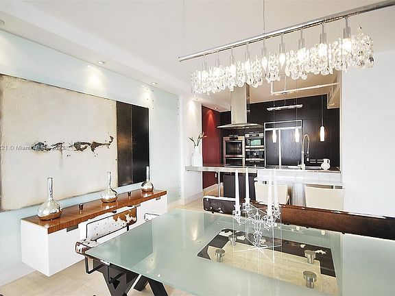4th image of 1000 Venetian Way #604