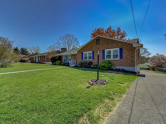 821 Dexter Road, Hollins, VA