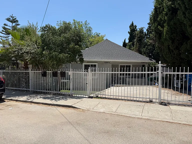 Lilac Pl — Photo 12
