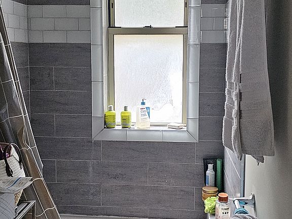 4th image of 5825 N Wayne Ave #2