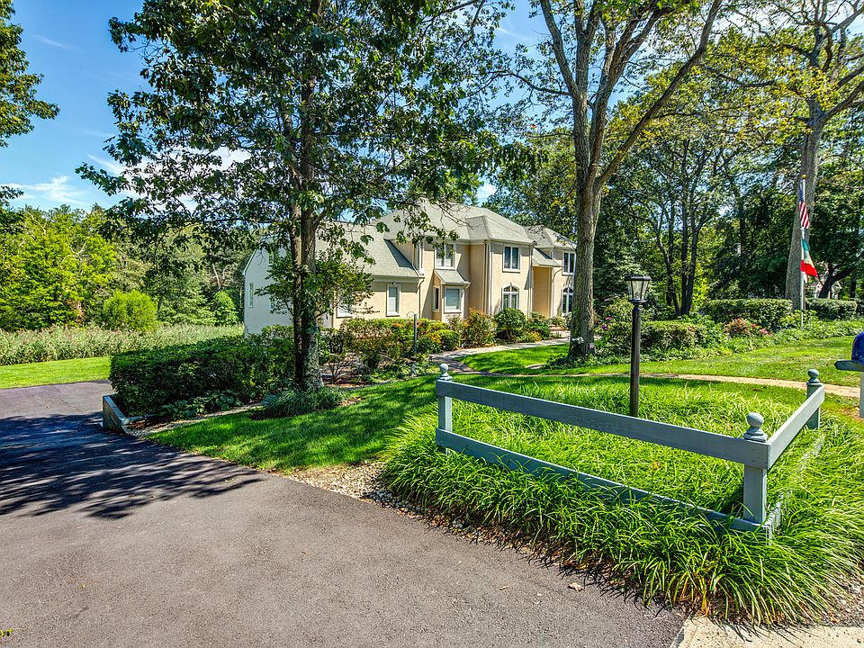 Driveway/Street view 