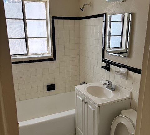 3rd image of 1113 N Randolph St