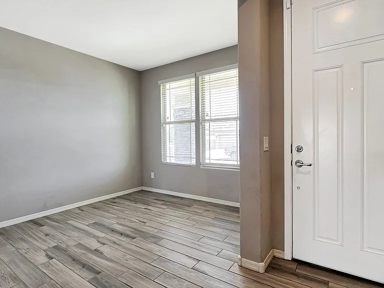 17156 W Lincoln St — Photo 3