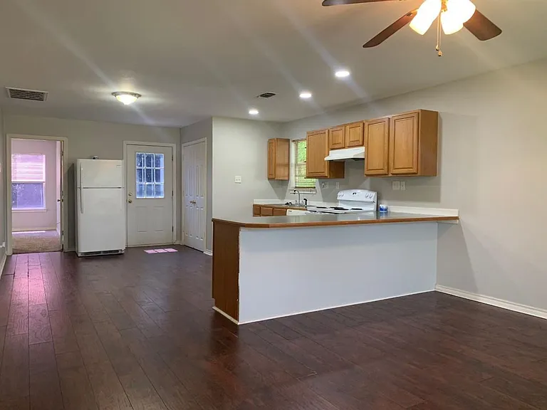 1602 W Elm St — Photo 2