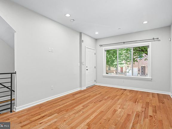 4th image of 1834 Christian St #A
