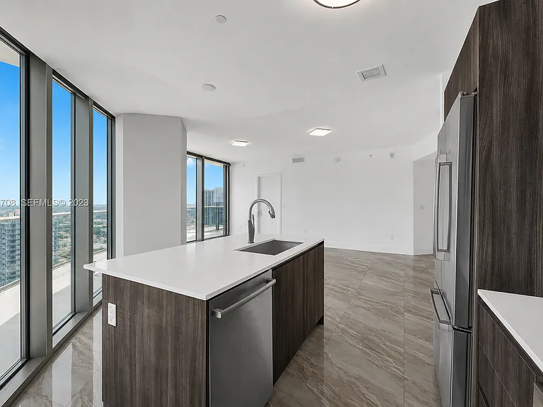 488 NE 18th St #3900 — Photo 1