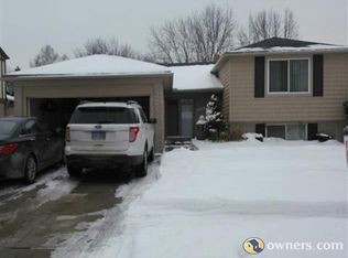 2246 Traverse Dr, Troy, MI 48083