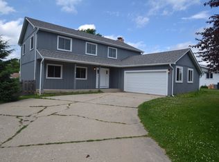 2202 Rolling Ridge Ln, Lindenhurst, IL 60046