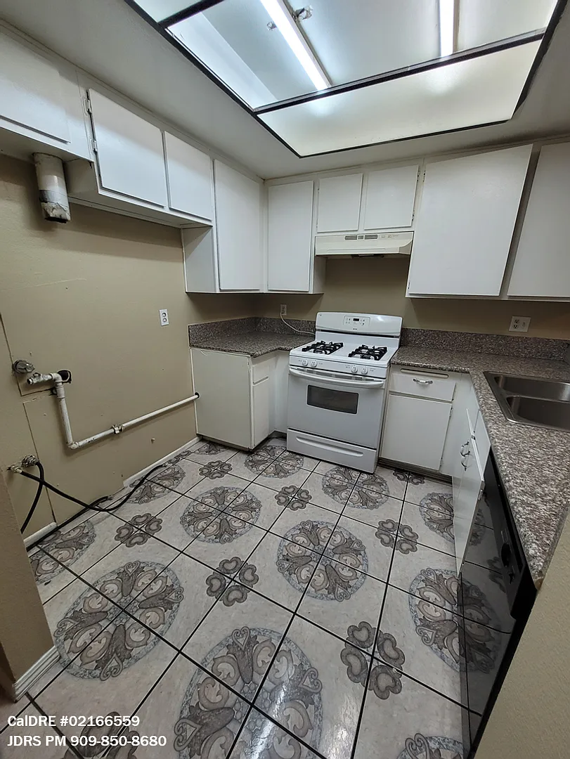 Price Lowered! Ontario 2 Bedroom Condo — Photo 2