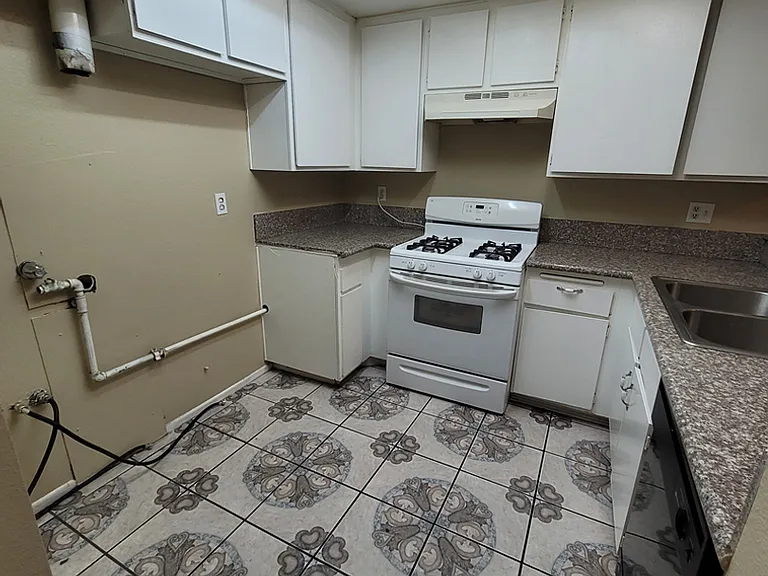 959 S Mountain Ave — Photo 2