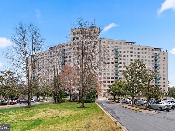 2nd image of 10201 Grosvenor Pl APT 305