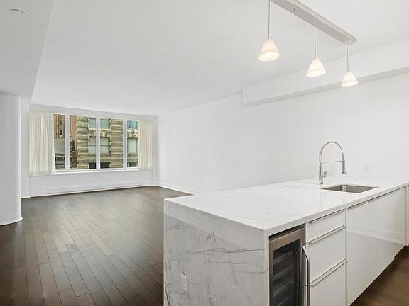 3rd image of 5 Franklin Pl APT 7C