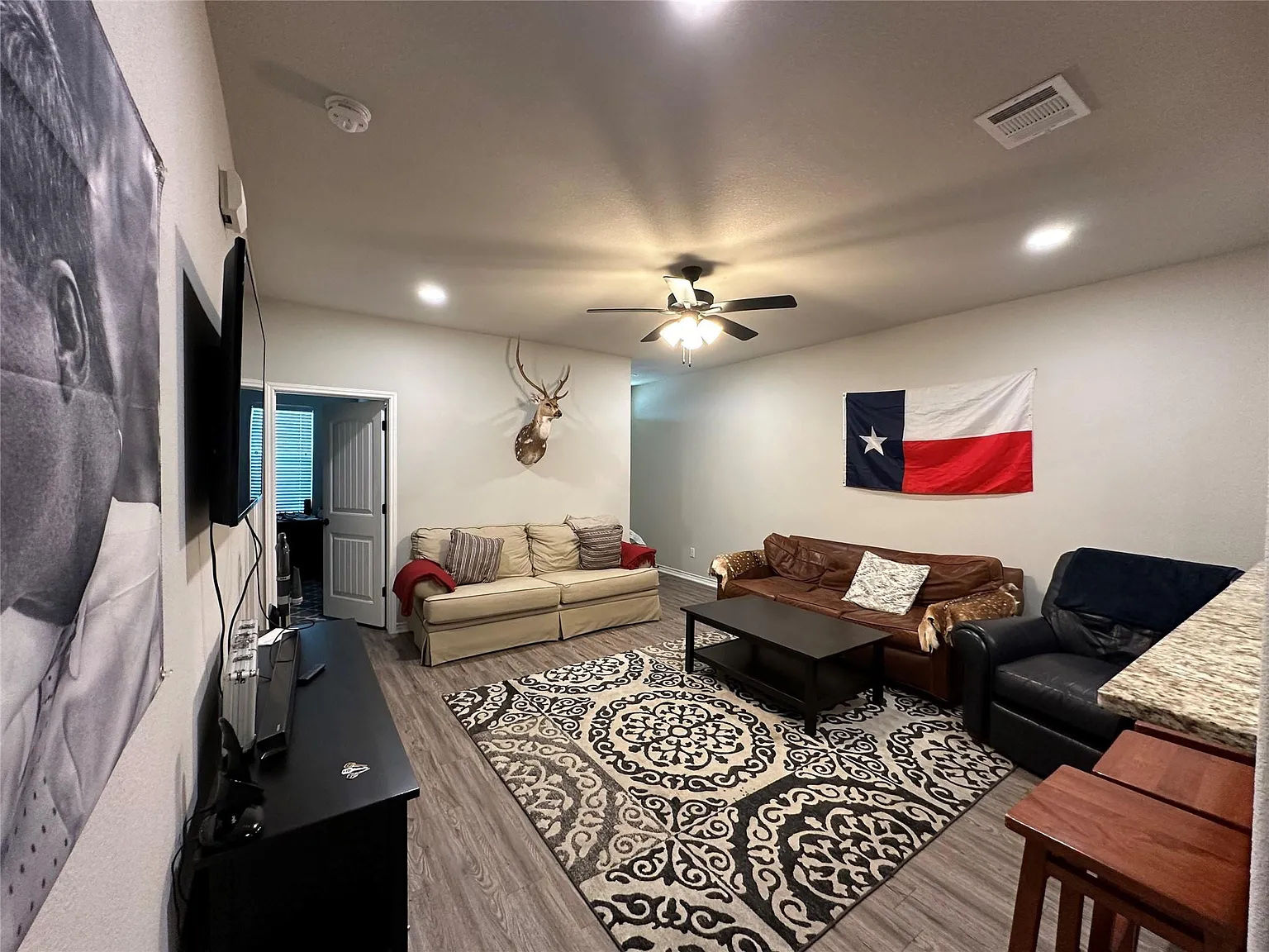 3 bed, 3.0 bath, 1261 sqft, $2,100 — Photo 3