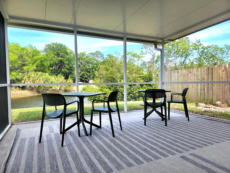 Screened patio with outdoor dining set.
Great for morning coffee or evening meals.