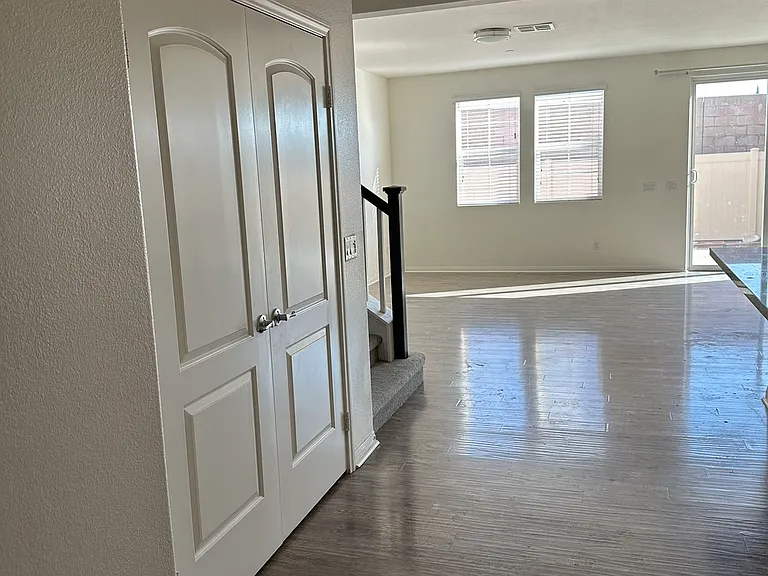 732 Huron Dr — Photo 3