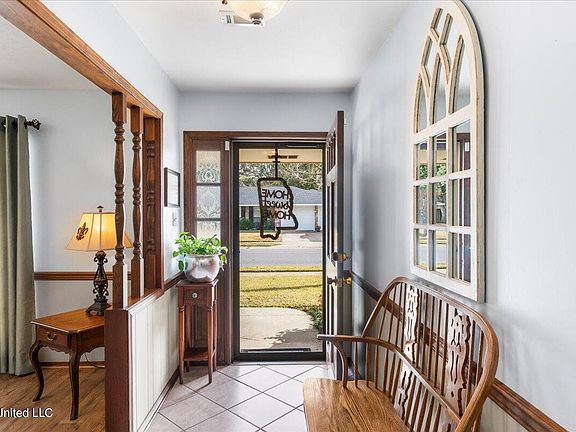 5th image of 610 Parkwood Dr