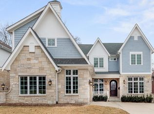 32 Tuttle Ave, Clarendon Hills, IL 60514