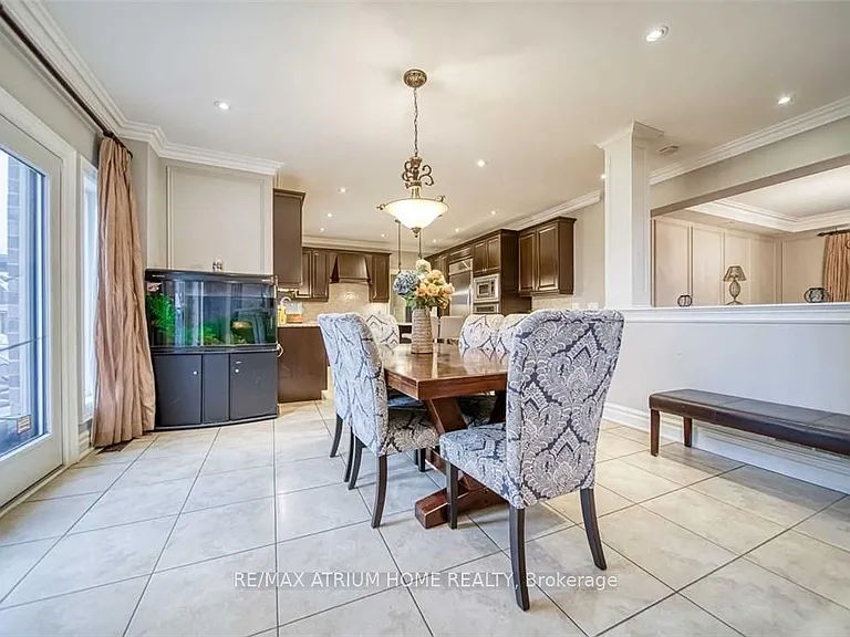 18 Soleil Blvd — Photo 7