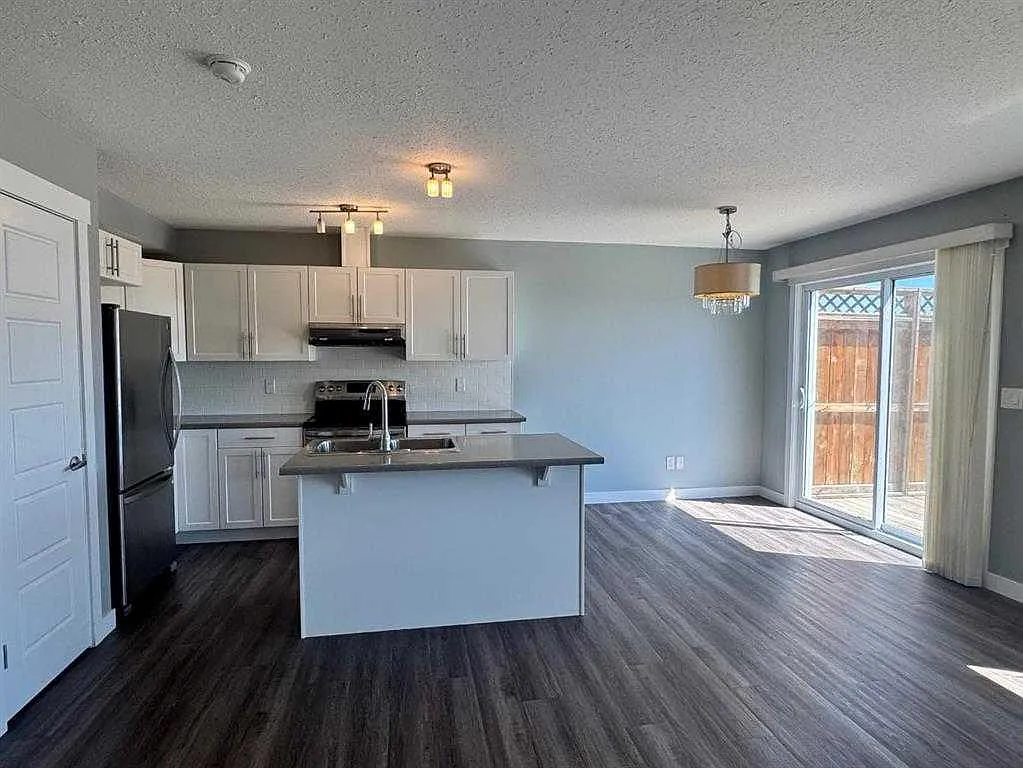 3 bed, 1.5 bath, 1061 sqft, $2,250 — Photo 3
