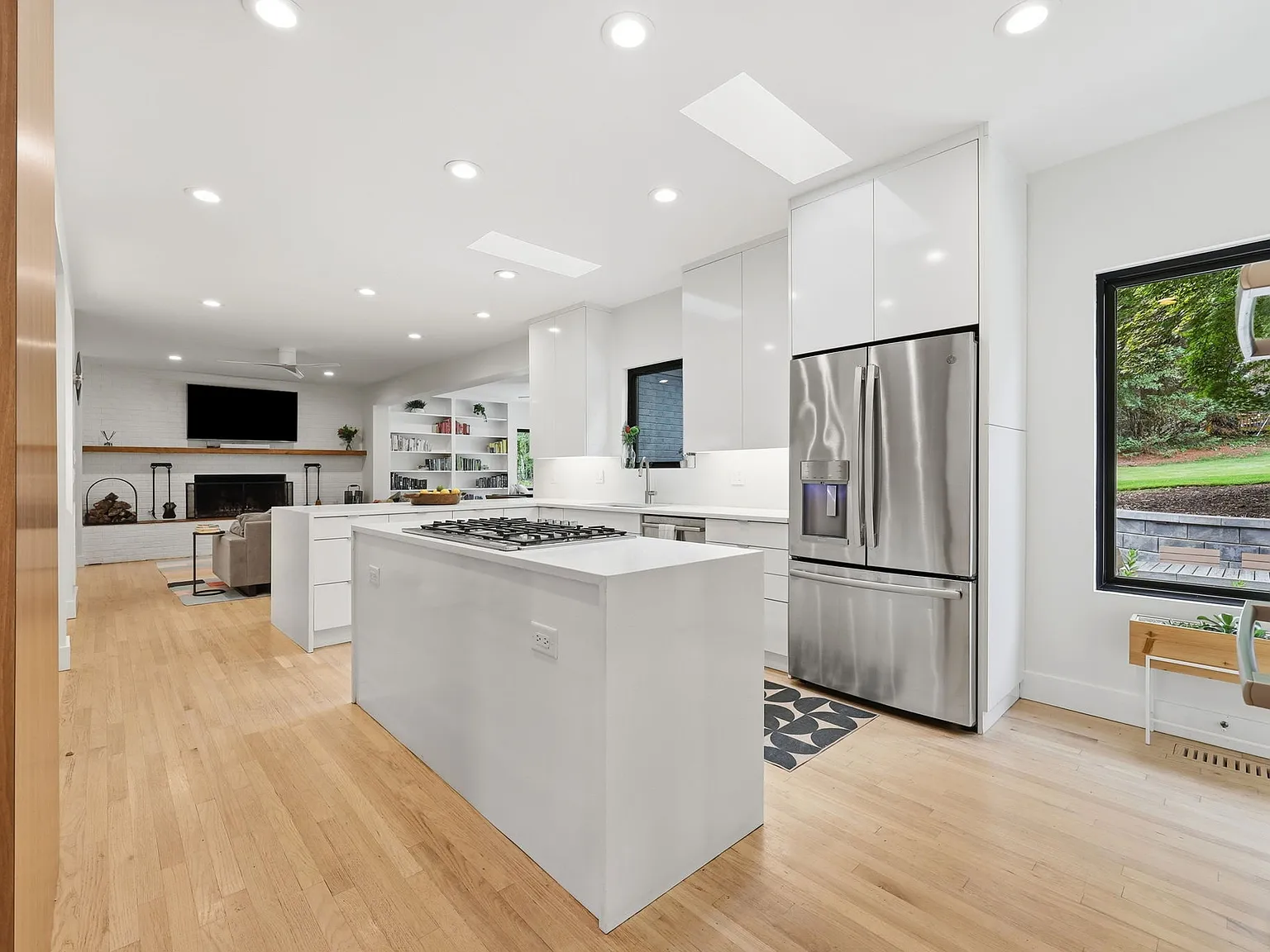 5 bed, 4.5 bath, 4009 sqft, $5,975 — Photo 1