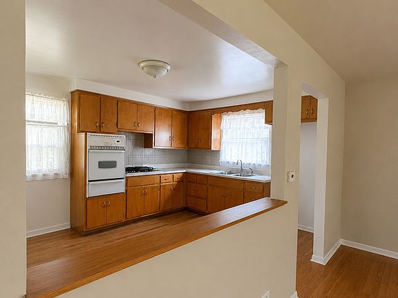 5th image of 443 Grosvenor Pl