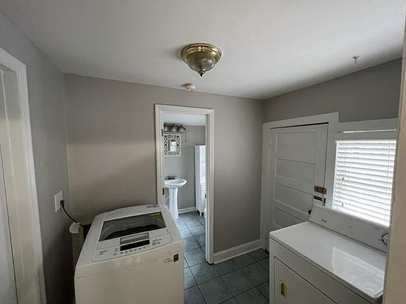 4th image of 401 Dement St NE