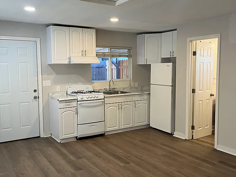 4177 Myrtle Ave — Photo 11