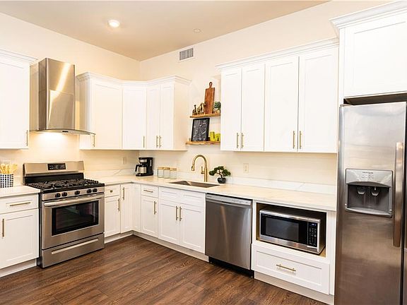 3rd image of 336 Camp St #306