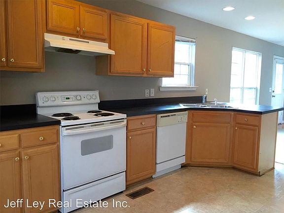 5th image of 3244 Woodstock Dr