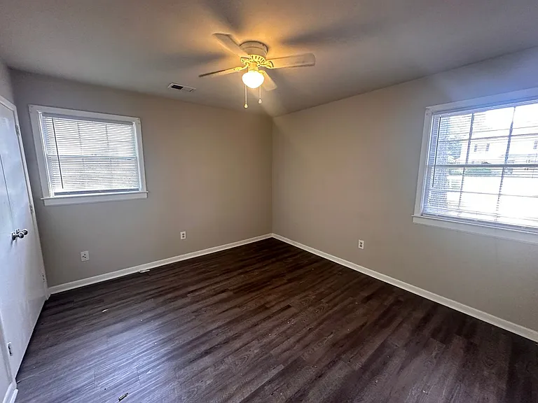 803 Montclair Dr — Photo 5