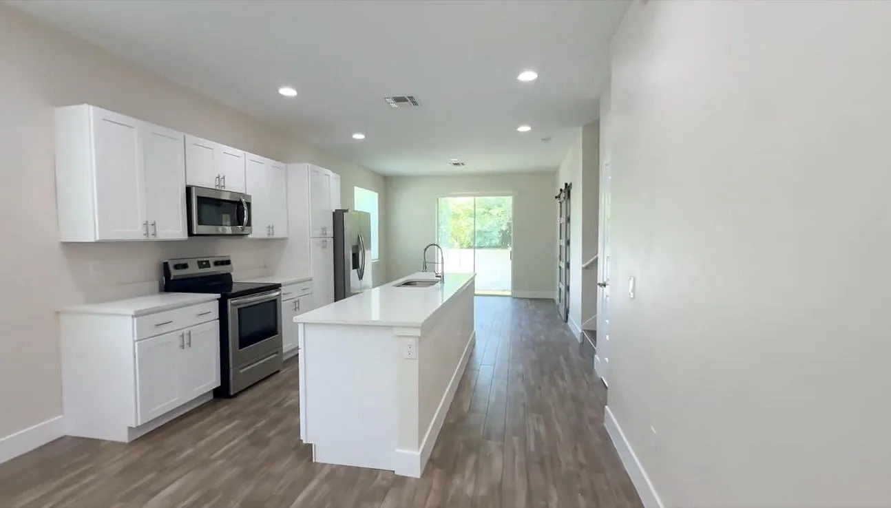 5 bed, 1650 sqft, $2,450 — Photo 3