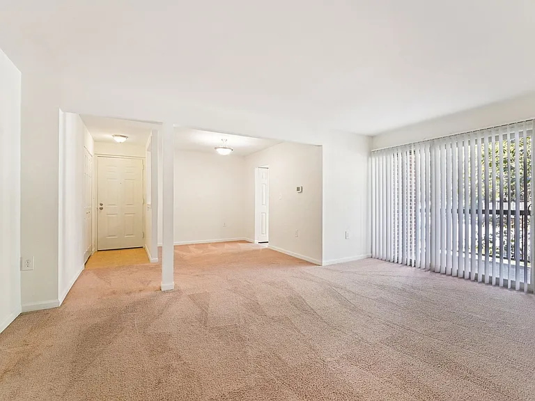 1BR, 1BA - 692SF - Living Room, Dining Room and Foyer