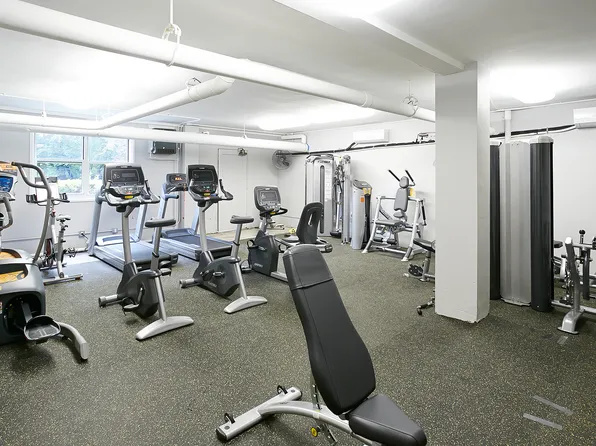 3935 Blackstone Avenue image 14 of 17