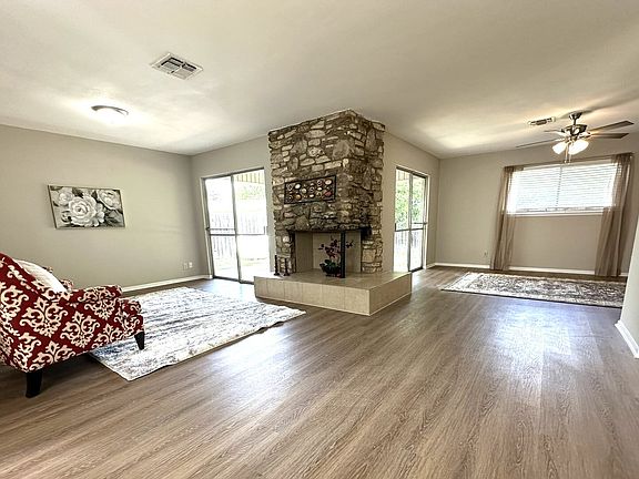 2nd image of 129 CLOVERLEAF DR