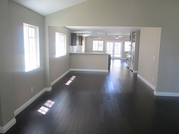 4th image of 827 E Magnolia Blvd