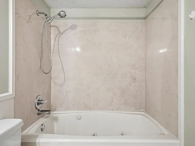 201 College Blvd E #11 — Photo 26