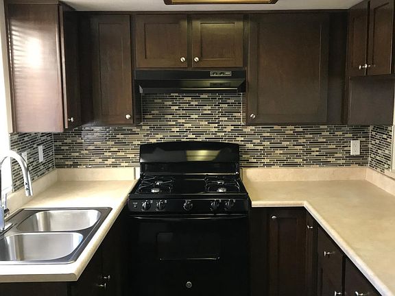 4th image of 943 Everett St