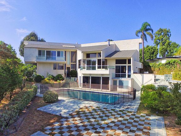 2nd image of 940 Linda Flora Dr
