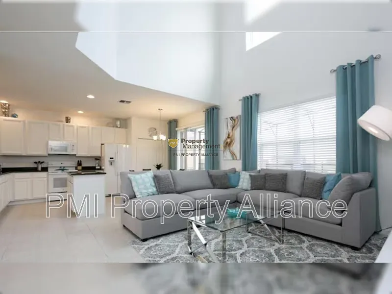 6 bed, 5.5 bath, 3000 sqft, $2,995 — Photo 2