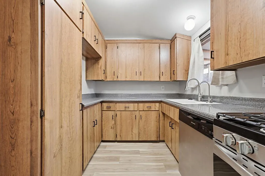 3 bed, 1212 sqft, $3,800 — Photo 2