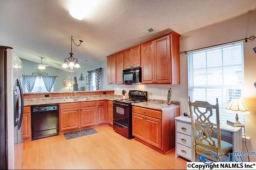 3 bed, 2.0 bath, 1926 sqft, $2,100 — Photo 4