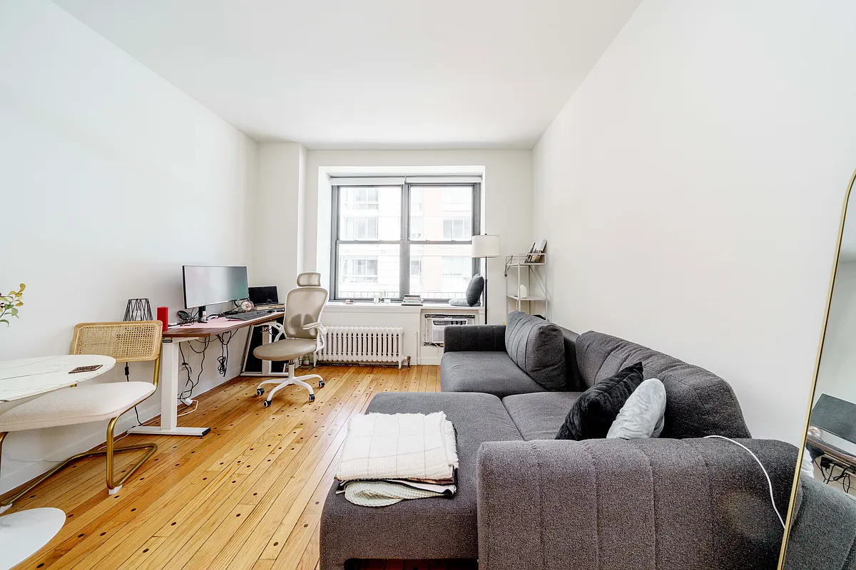 Building Photo - 400 W 25th St #2D