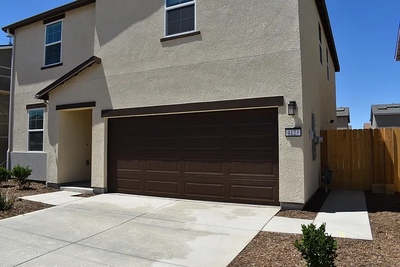 5 bed, 3.0 bath, 2287 sqft, $2,400 — Photo 3