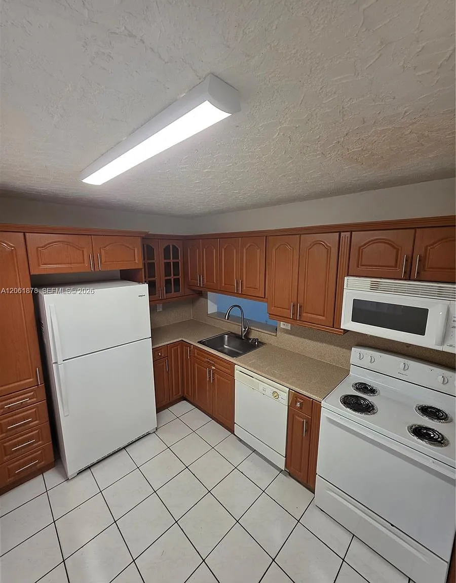 Horizons West Condo #5 — Photo 3