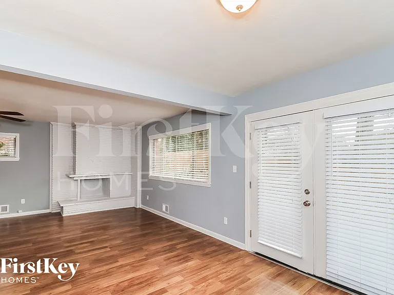 3453 Woods Dr — Photo 3